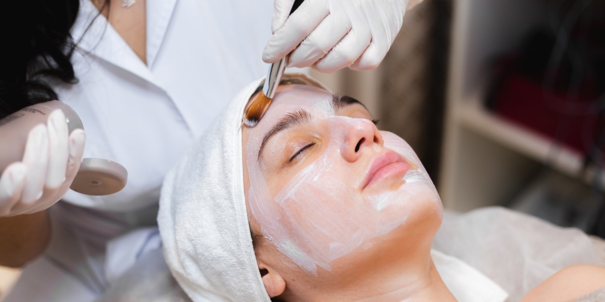 How Does a Deep Cleansing Facial in Dubai Improve Skin Balance?